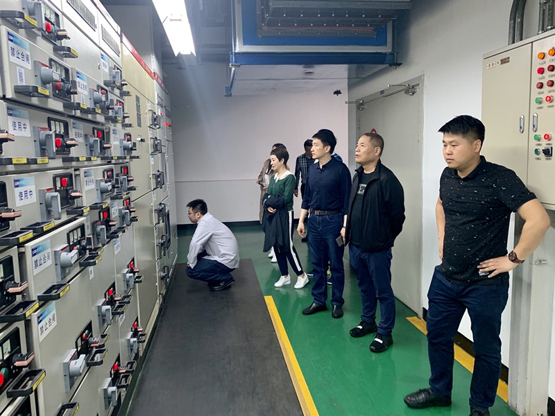 黄国全一行在连云港国家经济开发区地热能能源站考察调研。。。。。_副本.jpg