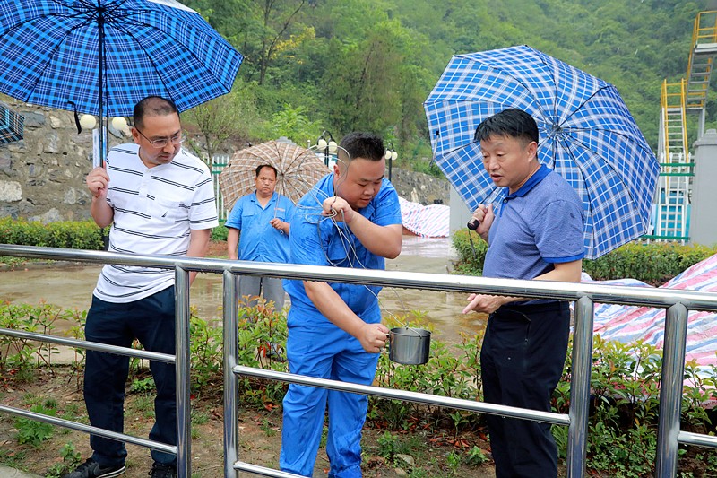 熊良虎在镇安污水处置惩罚厂调研时指出：以守护人民群众喝上清洁的水、定心的水为起点，，，助力打好碧水守卫战