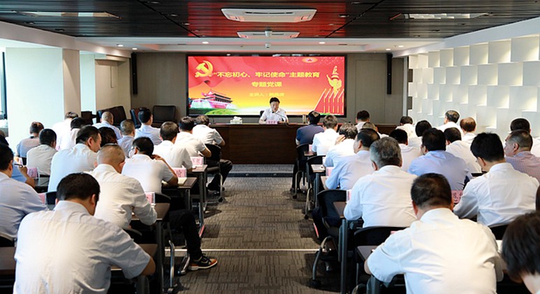 熊良虎在讲主题教育党课时指出：不忘初心铸党魂、切记使命勇继续，，永做新时代高质量生长的斗争者
