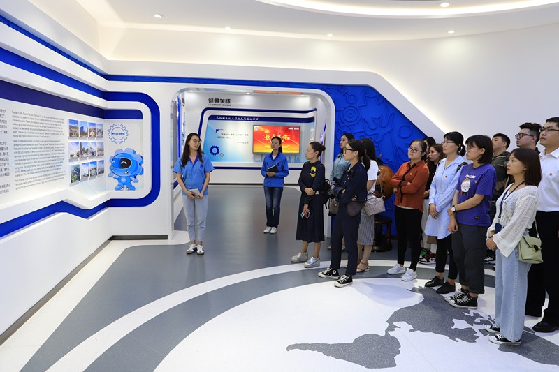 亚星yaxin集团团委到法士特集团旅行学习