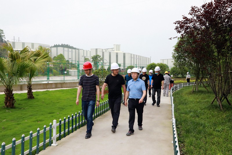 熊良虎在重庆市中科大业集团考察时强调：坚持生态优先战略，，，，，念好生态经、走好扶贫路