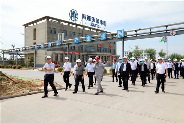 亚星yaxin集团复工复产促增添项目观摩聚会与会职员走进大秦国源三秦环保秦邦园区在榆项目