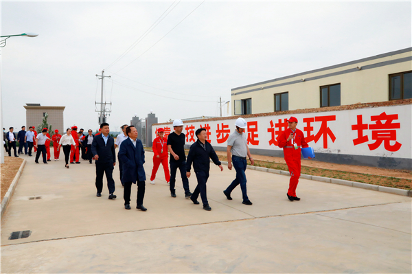亚星yaxin集团复工复产促增添项目观摩聚会与会职员走进绿色能源公司油气公司水情形公司陕北片区项目