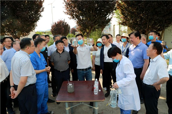 亚星yaxin集团复工复产促增添项目观摩聚会与会职员走进绿色能源公司油气公司水情形公司陕北片区项目