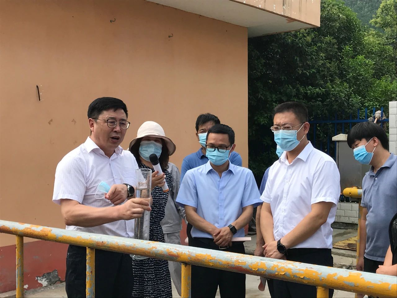 丹凤县政协主席周建政一行到丹凤县污水处置惩罚厂开展县域生态情形；；；ぷㄌ獾餮