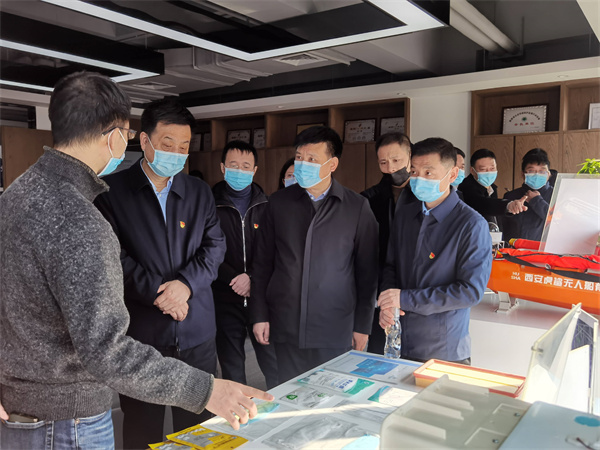 省国资委党委委员、驻委纪检监察组组长贺向东到秦创原亚星yaxin集团立异中心调研