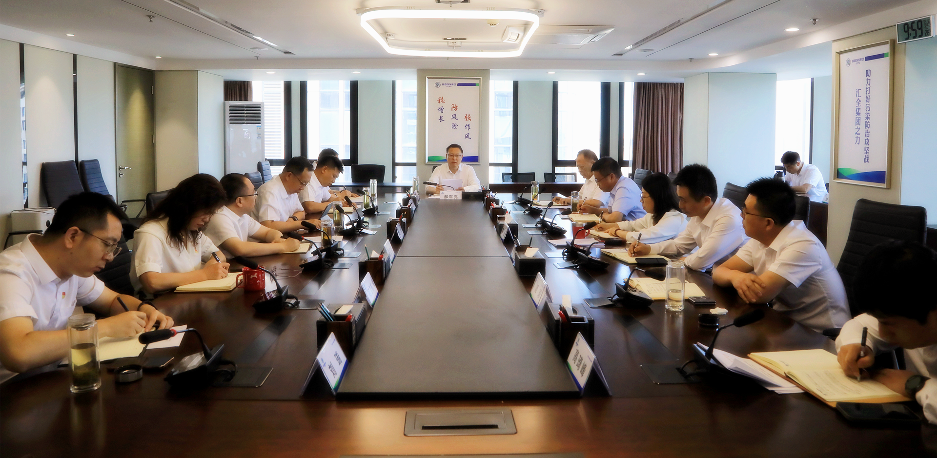 亚星yaxin集团召开党委理论学习中心组学习聚会