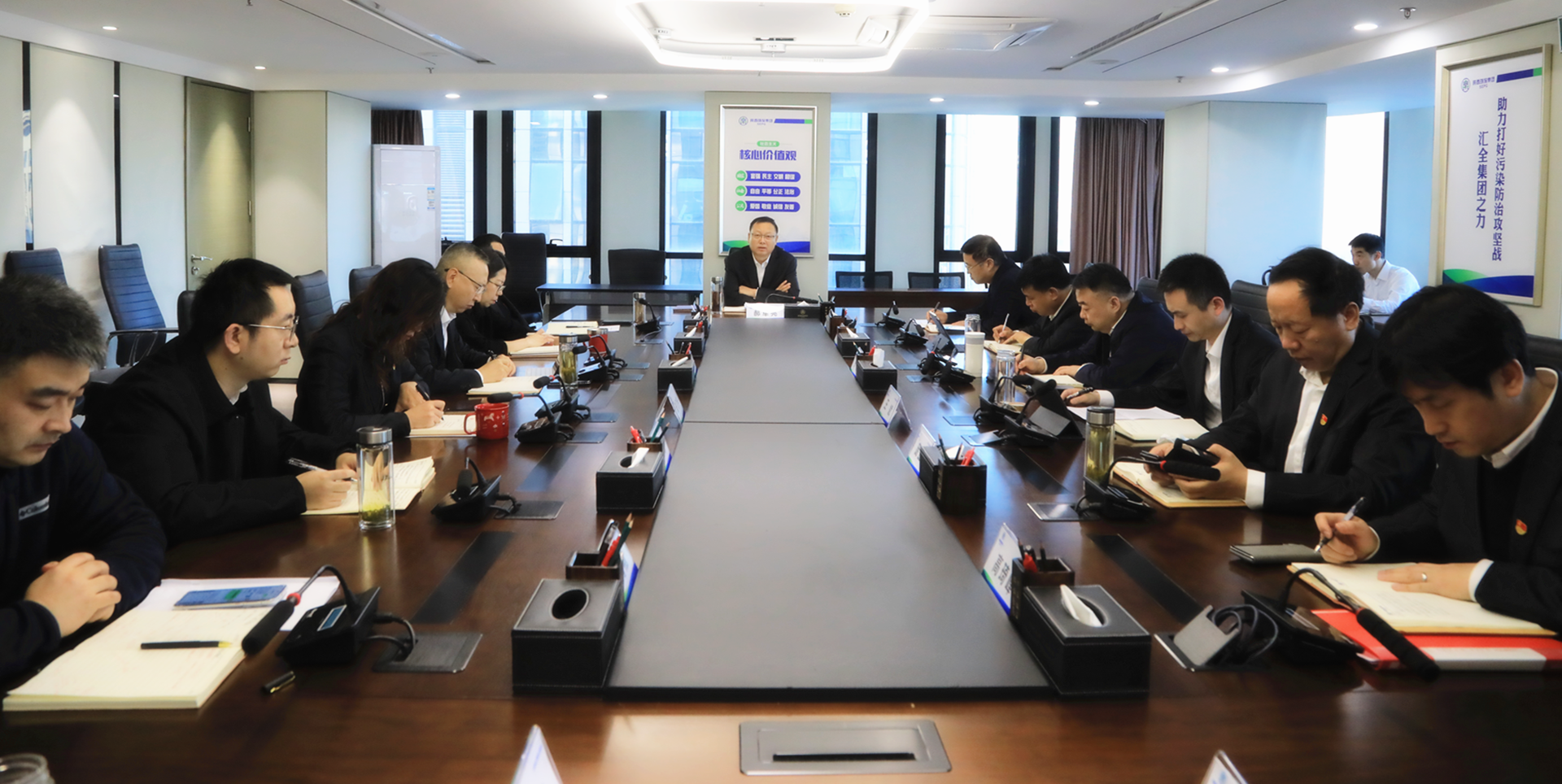 亚星yaxin集团召开党委理论学习中心组2024年第12次学习（扩大）聚会